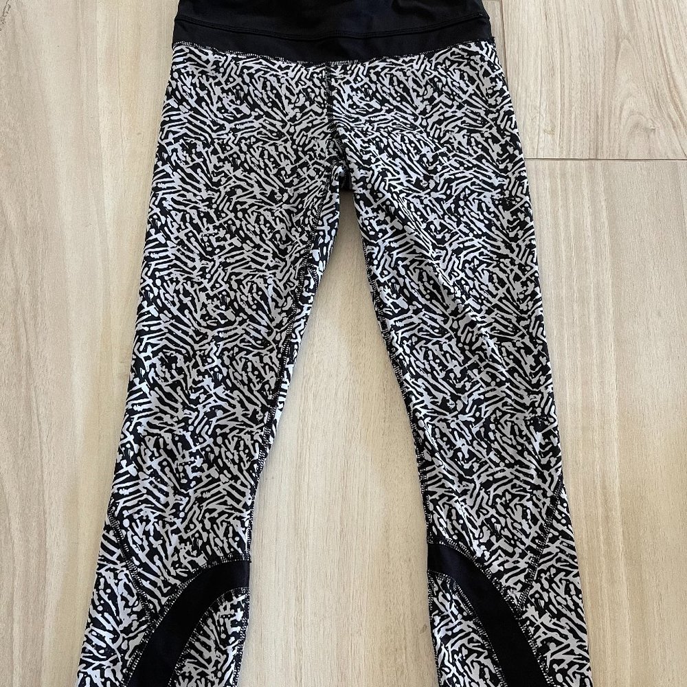Lululemon Black & White Print Crop Leggings